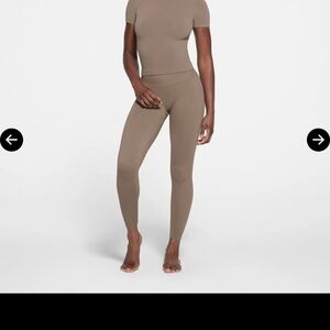 SKIMS NYLON CONTOUR TOP & LEGGINGS IN TRUFFLE